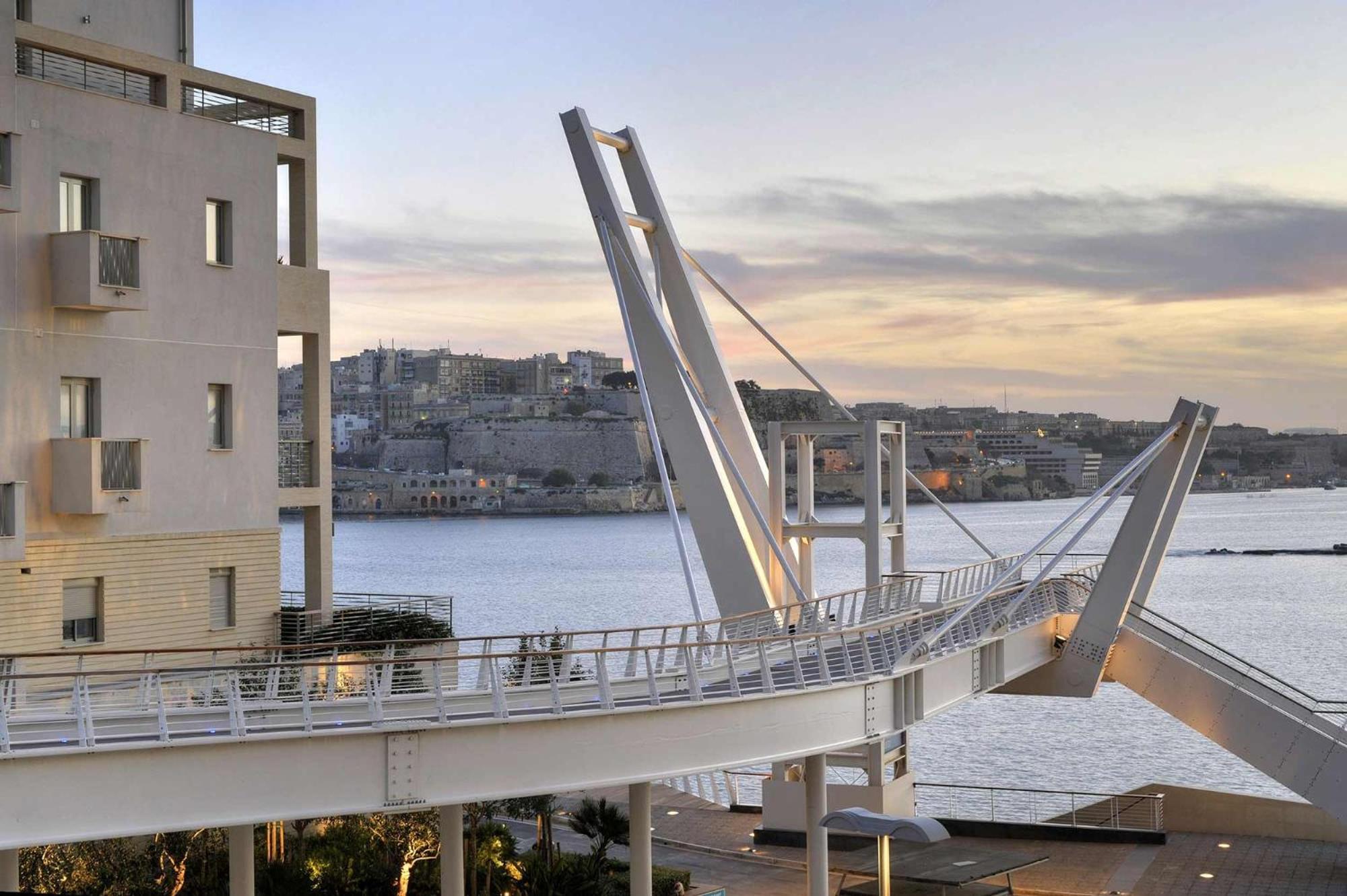 Deluxe Apartment Steps To St George'S Bay Saint Julian's Exterior foto