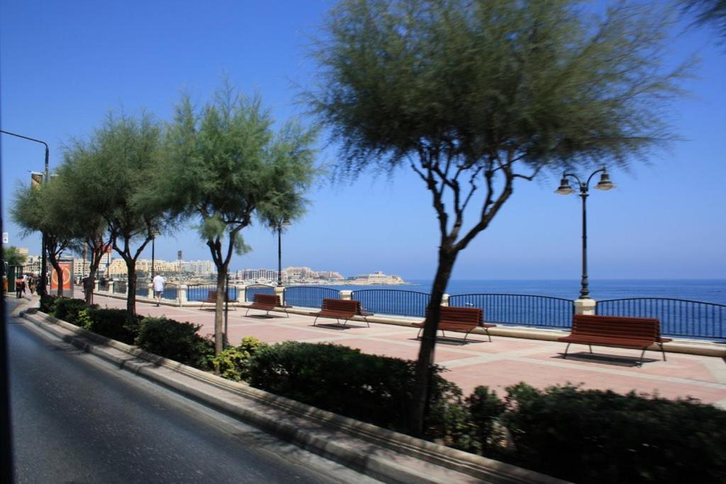 Deluxe Apartment Steps To St George'S Bay Saint Julian's Exterior foto