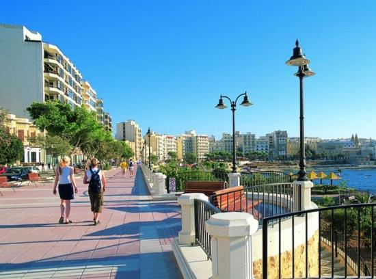 Deluxe Apartment Steps To St George'S Bay Saint Julian's Exterior foto