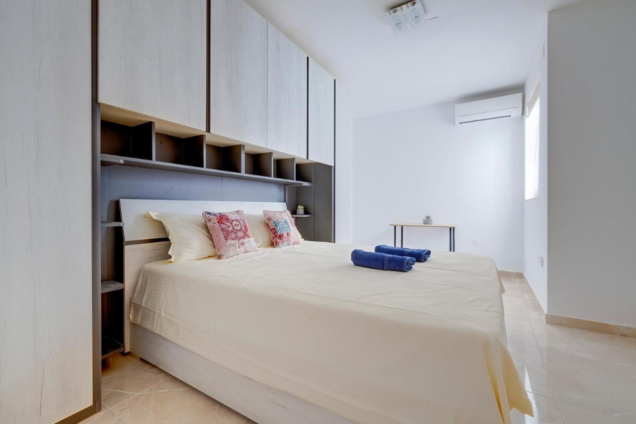 Deluxe Apartment Steps To St George'S Bay Saint Julian's Exterior foto